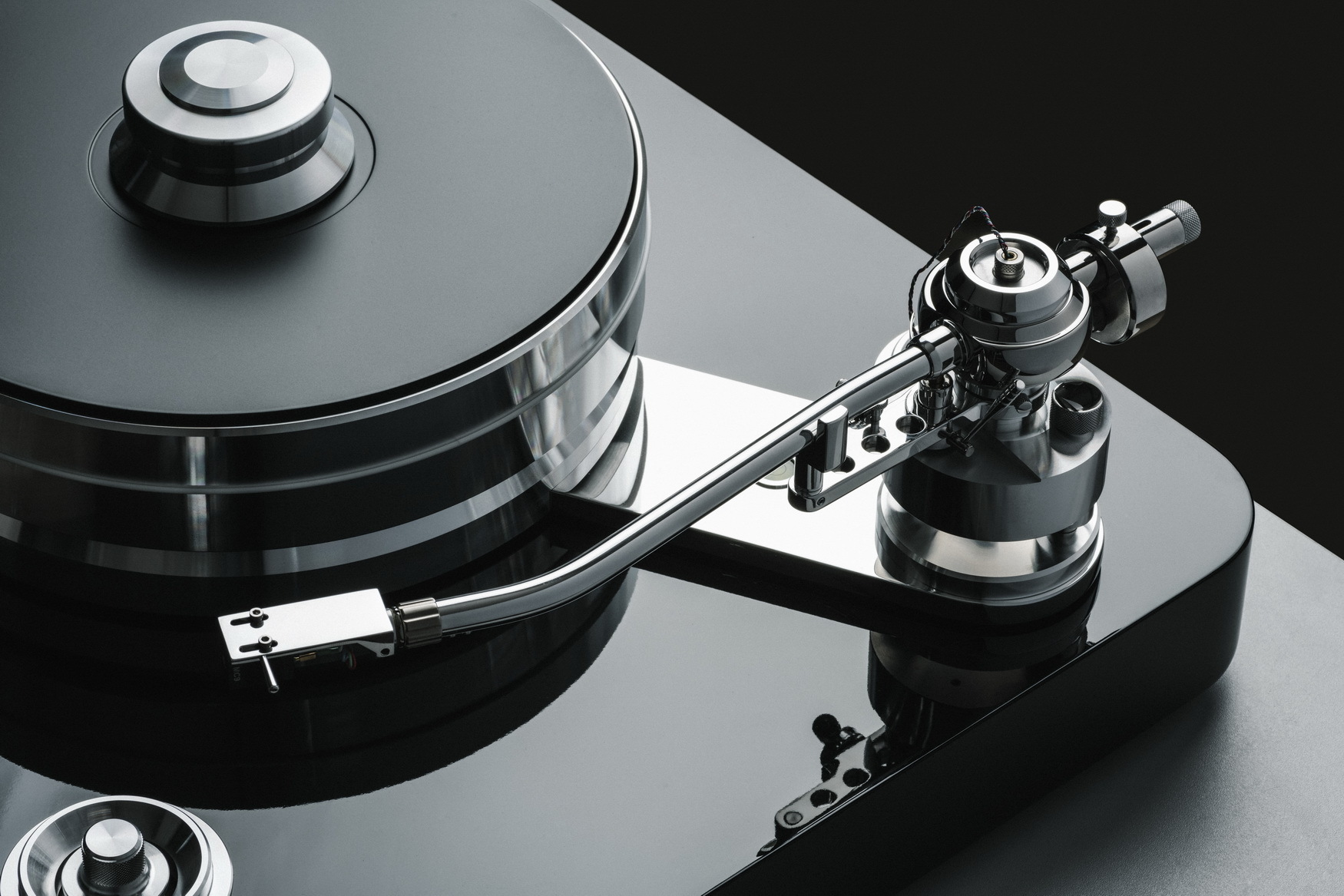 Signature-12.2-closeup-tonearm-1