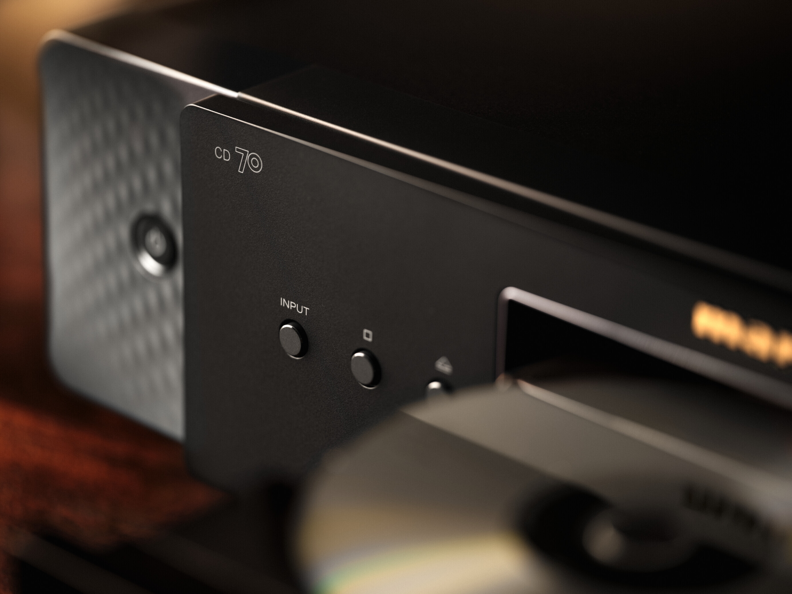 Low—Marantz - CD 70 - Black - Beauty 7